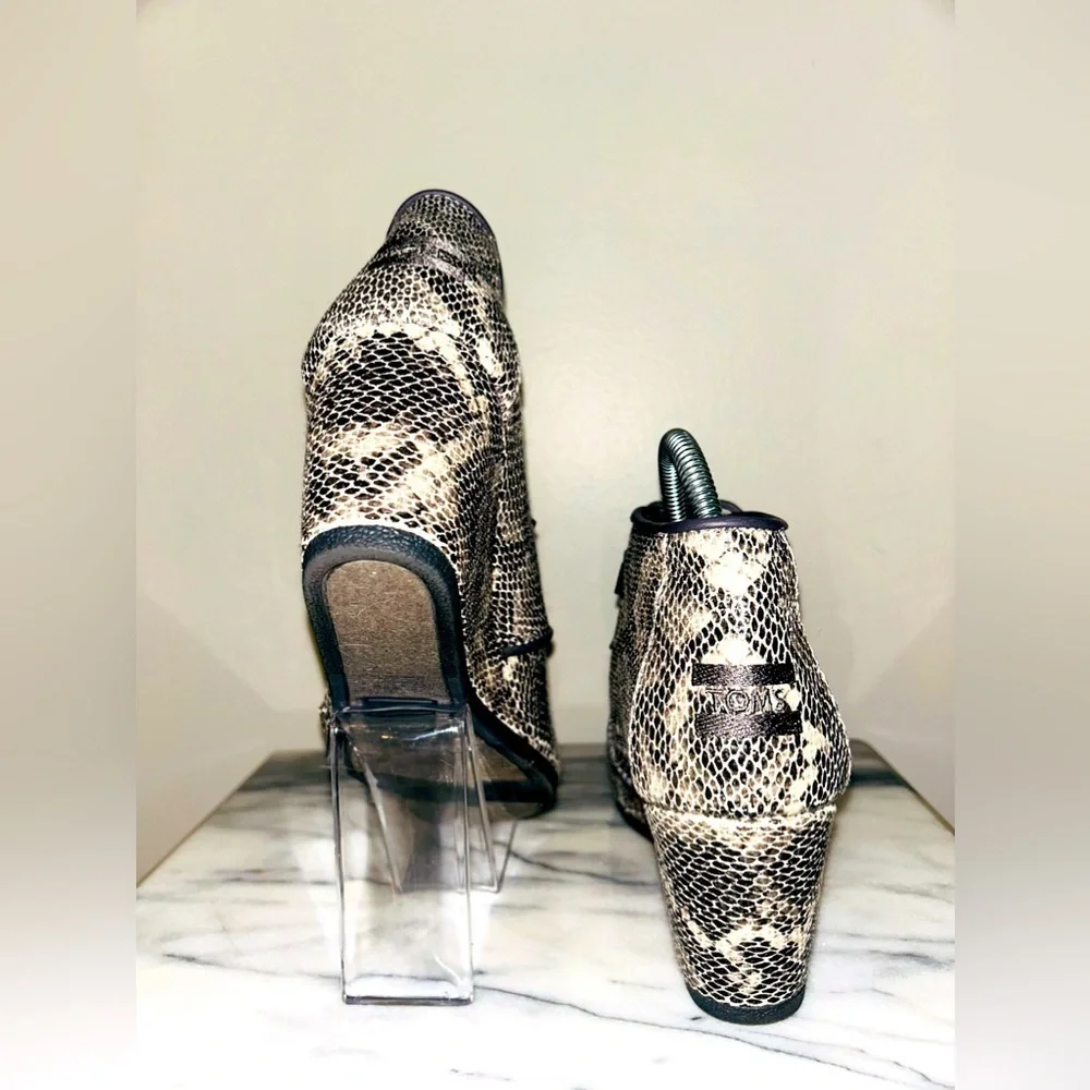 Tom’s Kala Gray & Black Faux Snakeskin Bootie Lace Up Wedges Animal Print 8.5